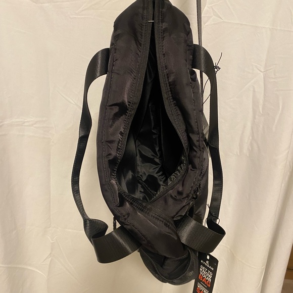 Brand New! KYODAN nylon & vinyl sport duffle w/strap. Great gym/overnight bag. - Picture 3 of 11